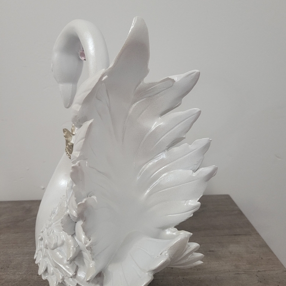 New Cupcakes and Cashmere Pearl Coquette Pink Bow Swan Valentines Decor - Picture 3 of 6